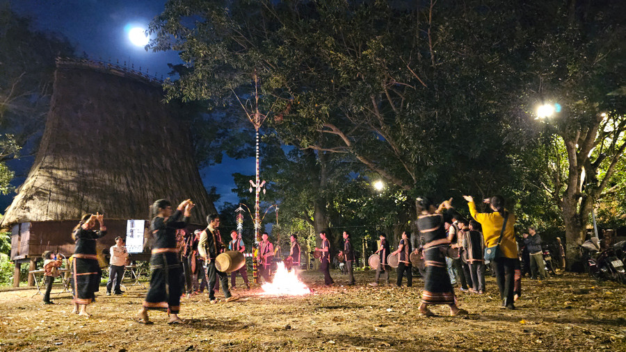 Các học viên của lớp học biểu diễn cồng chiêng và múa xoang trong chương trình bế giảng lớp học. Ảnh: Bá Bính