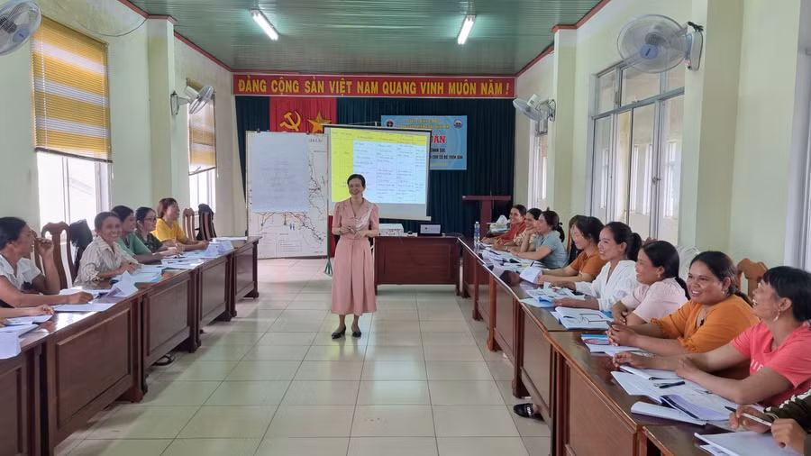 Quang cảnh lớp tập huấn kiến thức chăm sóc sức khỏe bà mẹ và trẻ em cho 25 cô đỡ thôn bản. Ảnh: K.P