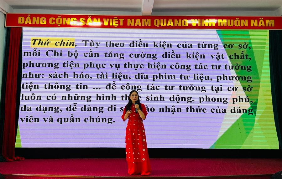 Thí sinh Lê Thị Kim Tánh (Đảng bộ Ngân hàng Phát triển khu vực Gia Lai-Kon Tum) trình bày chuyên đề tại hội thi. Ảnh: P.L Thí sinh Lê Thị Kim Tánh (Đảng bộ Ngân hàng Phát triển khu vực Gia Lai-Kon Tum) trình bày chuyên đề tại hội thi. Ảnh: P.L