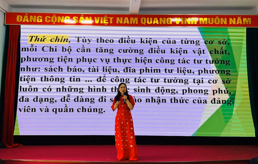 Thí sinh Lê Thị Kim Tánh (Đảng bộ Ngân hàng Phát triển khu vực Gia Lai-Kon Tum) trình bày chuyên đề tại hội thi. Ảnh: P.L