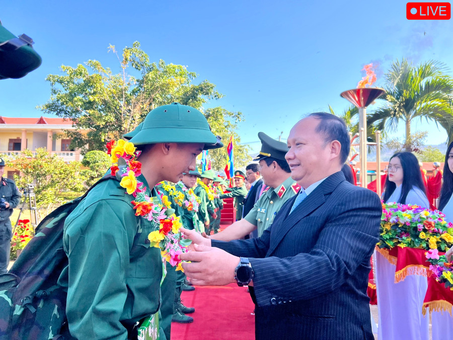 Phó Bí thư Tỉnh ủy Rah Lan Chung tặng hoa và động viên các tân binh lên đường nhập ngũ. Ảnh: Phan Lài