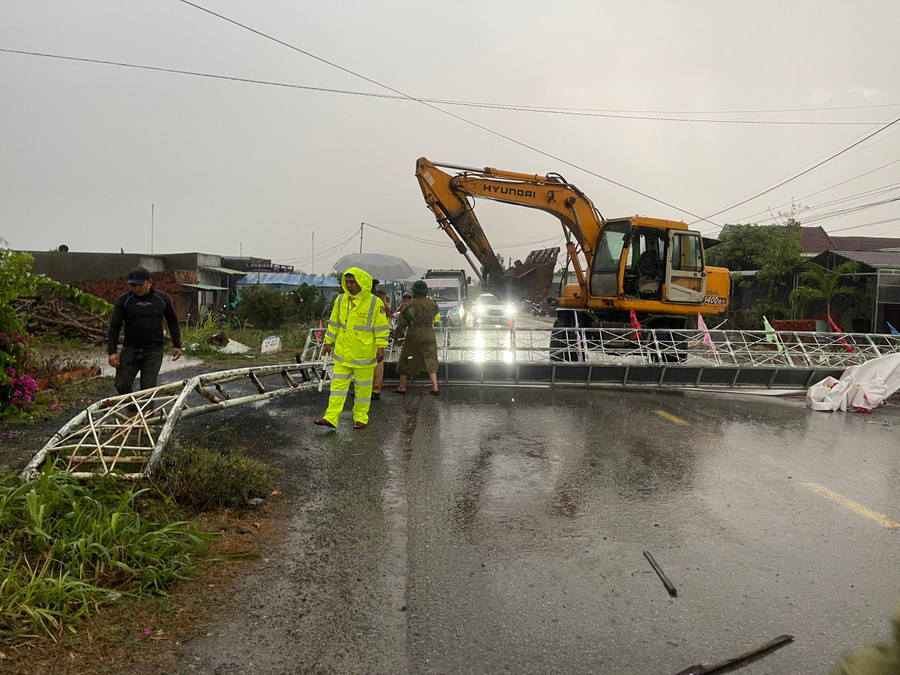 Cổng chào xã Nghĩa An trên trục đường 669 bị đổ sập. Ảnh: Hồng Hạnh Cổng chào xã Nghĩa An trên trục đường 669 bị đổ sập. Ảnh: Hồng Hạnh