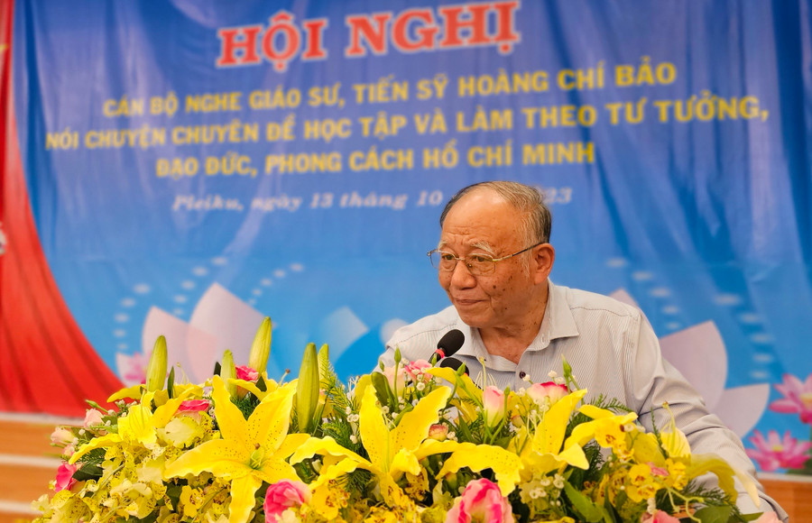 Giáo sư, Tiến sĩ Hoàng Chí Bảo truyền đạt chuyên đề tại hội nghị. Ảnh: Bá Bính