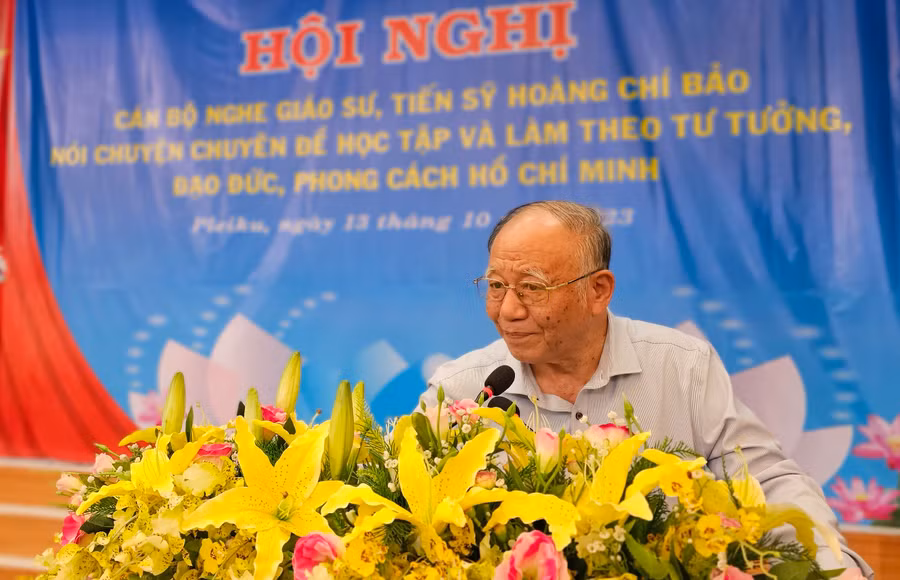 Giáo sư, Tiến sĩ Hoàng Chí Bảo truyền đạt chuyên đề tại hội nghị. Ảnh: Bá Bính