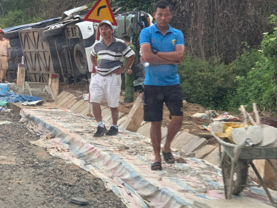 Hình ảnh chiếc xe chở cầu thủ bị lật trên đèo Vi Ô Lắc. Ảnh: HK