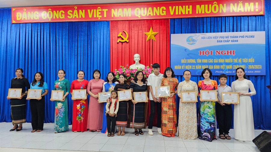 Các cá nhân có thành tích xuất sắc trong xây dựng cuộc sống ấm no bình đẳng tiến bộ hạnh phúc năm 2023 được tặng giấy khen của Chủ tịch UBND thành phố. Ảnh: Bá Bính