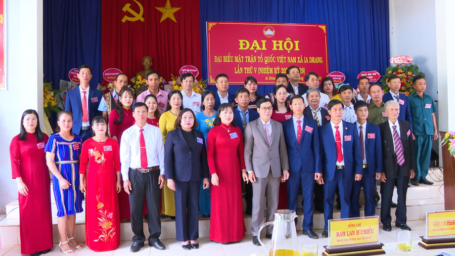 Thành viên Ủy ban MTTQ xã Ia Drăng và đại biểu đi dự đại hội cấp trên ra mắt tại Đại hội. Ảnh: Rơ Lan Viện
