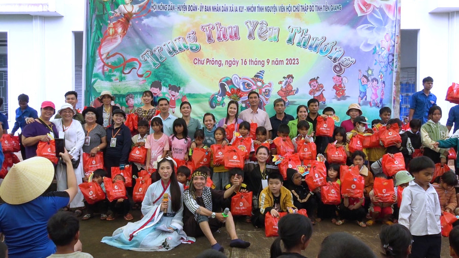 Đoàn công tác tặng quà cho trẻ em xã Ia Kly. Ảnh: Rơ Lan Viện Đoàn công tác tặng quà cho trẻ em xã Ia Kly. Ảnh: Rơ Lan Viện