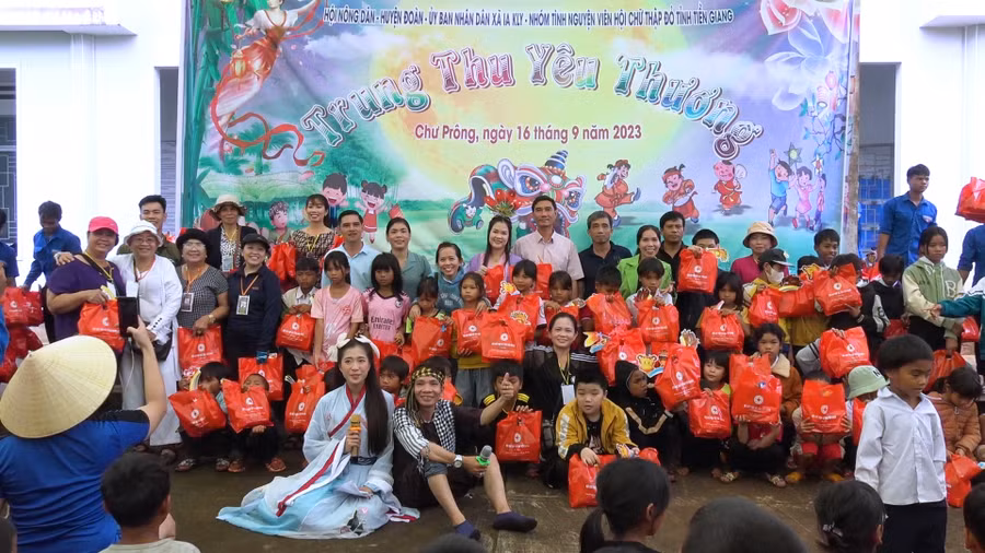 Đoàn công tác tặng quà cho trẻ em xã Ia Kly. Ảnh: Rơ Lan Viện