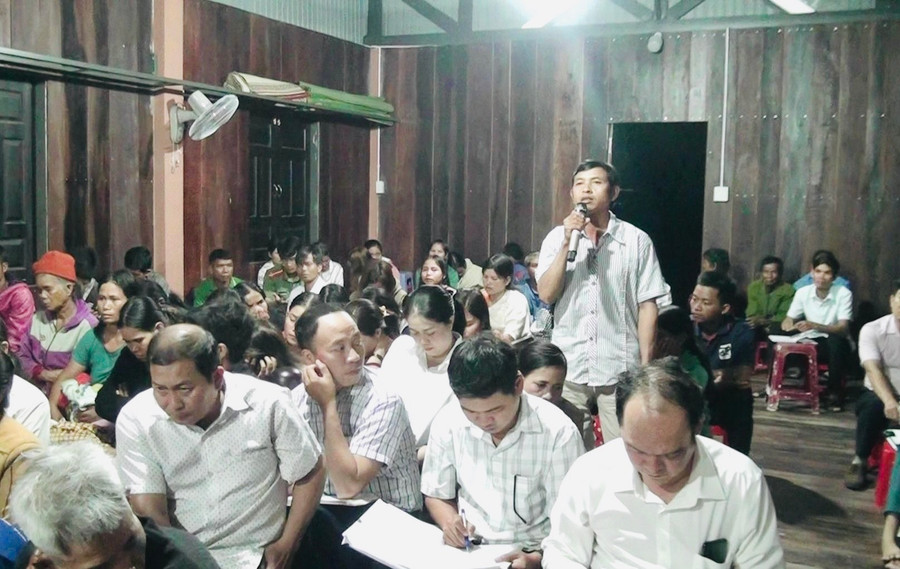 Người dân làng Kuk Kôn nêu ý kiến tại buổi đối thoại. Ảnh: Nguyễn Hiền