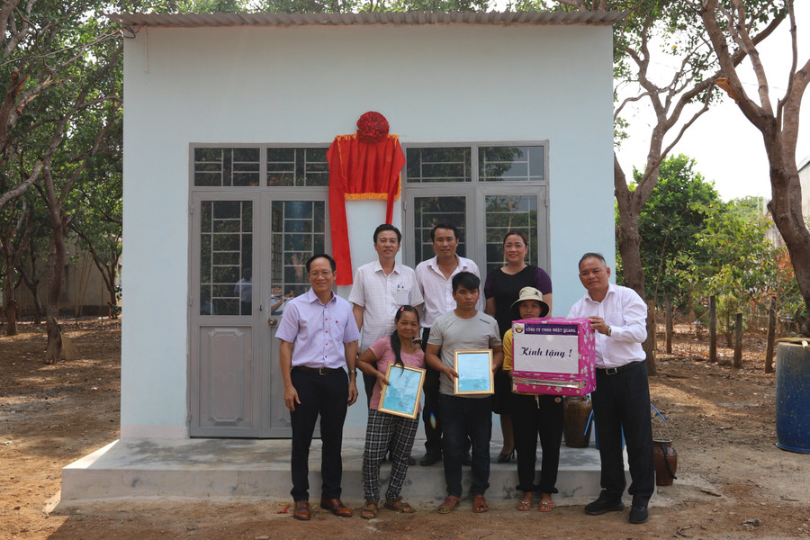 Lãnh đạo Công ty cổ phần Đầu tư và phát triển Điện Sê San 2A trao quà cho gia đình bà Puih Thuyên (làng Jăng Krái, xã Ia Khai). Ảnh: Phương Lộc Lãnh đạo Công ty cổ phần Đầu tư và phát triển Điện Sê San 2A trao quà cho gia đình bà Puih Thuyên (làng Jăng Krái, xã Ia Khai). Ảnh: Phương Lộc