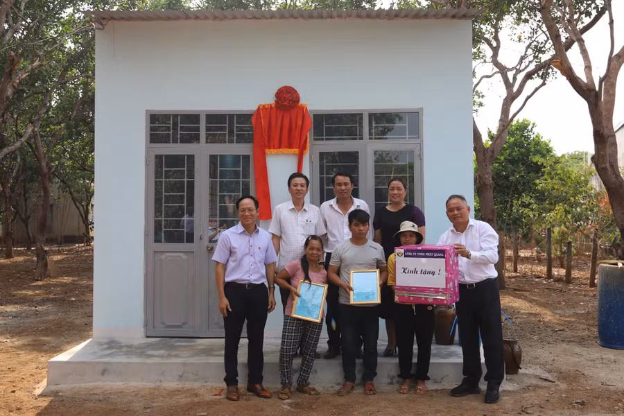 Lãnh đạo Công ty cổ phần Đầu tư và phát triển Điện Sê San 2A trao quà cho gia đình bà Puih Thuyên (làng Jăng Krái, xã Ia Khai). Ảnh: Phương Lộc