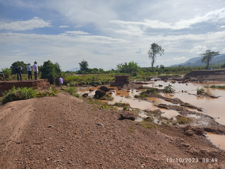 Hiện trường đoạn sạt lở từ làng Sâm đi suối Khôn, xã Ia Piơr. Ảnh: Khánh Linh Hiện trường đoạn sạt lở từ làng Sâm đi suối Khôn, xã Ia Piơr. Ảnh: Khánh Linh