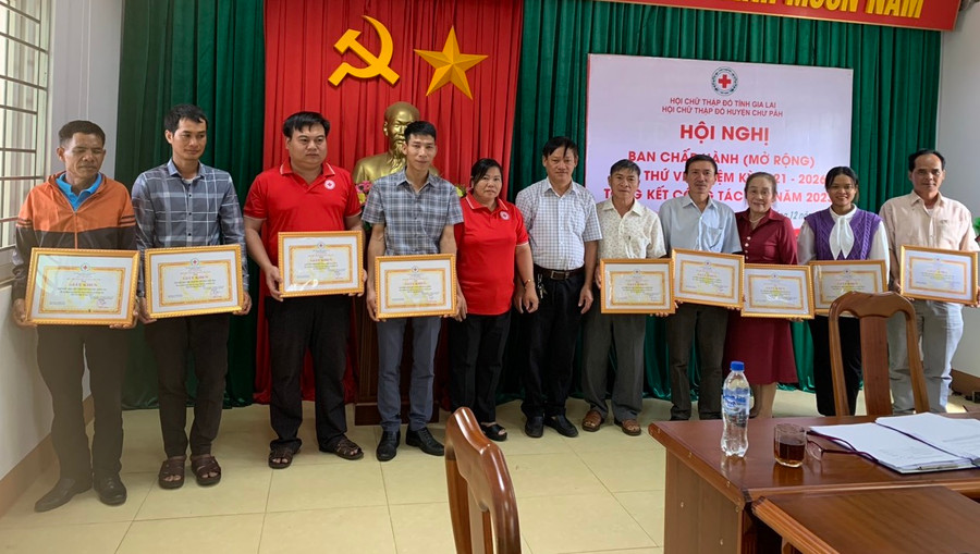 Hội CTĐ huyện Chư Păh tặng giấy khen cho các tập thể, cá nhân có thành tích trong công tác Hội và phong trào CTĐ năm 2023. Ảnh: Hồng Ngọc Hội CTĐ huyện Chư Păh tặng giấy khen cho các tập thể, cá nhân có thành tích trong công tác Hội và phong trào CTĐ năm 2023. Ảnh: Hồng Ngọc