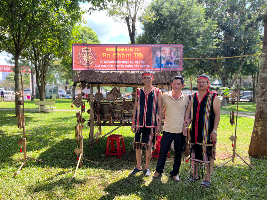 Du khách chụp hình lưu niệm cùng các nghệ nhân tại Ngày hội Di sản văn hóa năm 2023. Ảnh: Phương Vi Du khách chụp hình lưu niệm cùng các nghệ nhân tại Ngày hội Di sản văn hóa năm 2023. Ảnh: Phương Vi