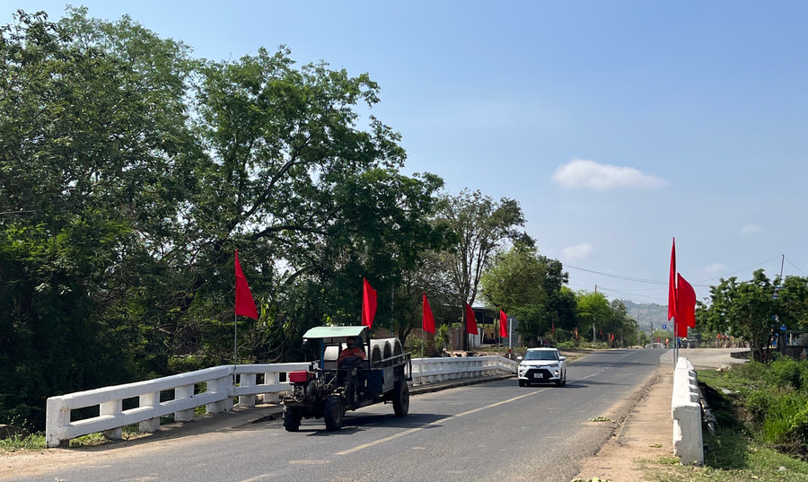 Các đơn vị, địa phương tích cực tuyên truyền để người dân chấp hành tốt quy định trật tự, an toàn giao thông. Ảnh: Phương Vi