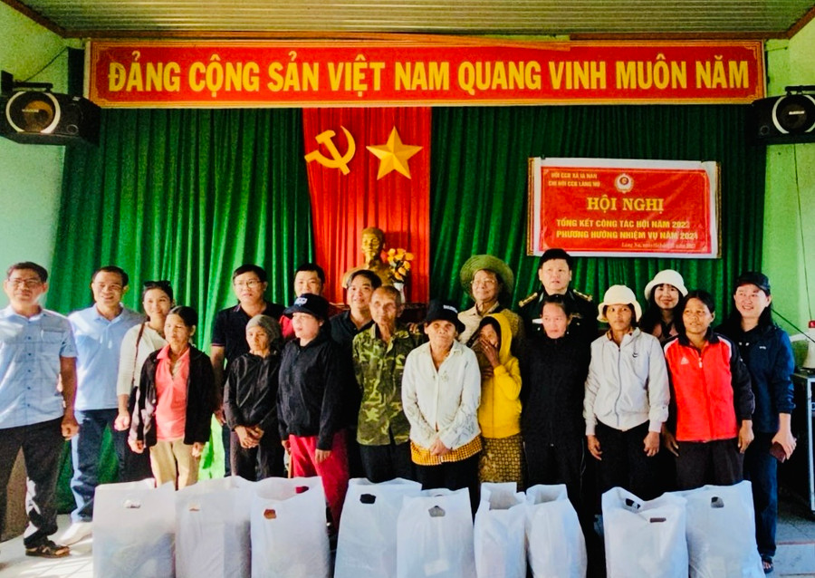 Đoàn công tác tặng quà cho người nghèo xã Ia Nan. Ảnh: P.V