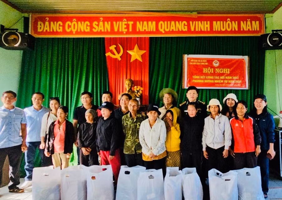 Đoàn công tác tặng quà cho người nghèo xã Ia Nan. Ảnh: P.V