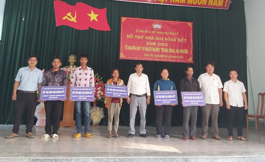 Ủy ban MTTQ Việt Nam huyện Đak Pơ trao kinh phí hỗ trợ xây dựng nhà ở cho các gia đình. Ảnh: Ngọc Anh