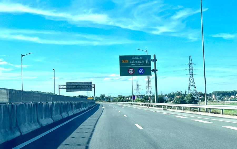 Tuyến cao tốc Quảng Ngãi-Đà Nẵng hoàn thiện giúp giao thông thông suốt, rút ngắn thời gian di chuyển cho người dân. Ảnh: Phương Vi Tuyến cao tốc Quảng Ngãi-Đà Nẵng hoàn thiện giúp giao thông thông suốt, rút ngắn thời gian di chuyển cho người dân. Ảnh: Phương Vi