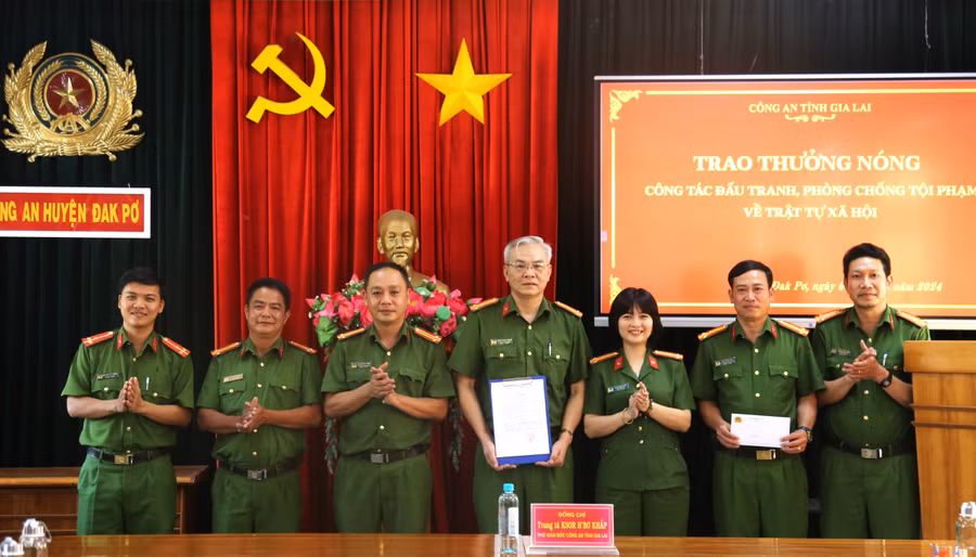 Trung tá Ksor H’Bơ Khắp-Phó Giám đốc Công an tỉnh (thứ 3 từ phải sang) thưởng nóng cho Công an huyện Đăk Pơ về thành tích xuất sắc trong đấu tranh, phòng chống tội phạm. Ảnh: Bảo Hân