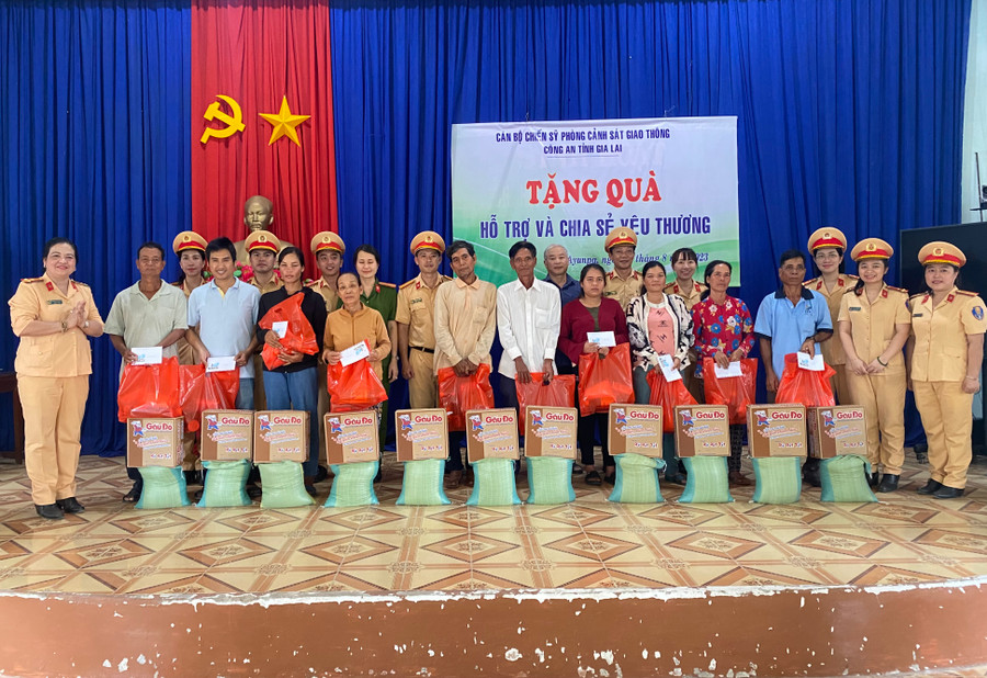 Cán bộ, chiến sĩ Phòng Cảnh sát Giao thông Công an tỉnh trao quà cho các hộ dân khó khăn. Ảnh: Nguyễn Sang Cán bộ, chiến sĩ Phòng Cảnh sát Giao thông Công an tỉnh trao quà cho các hộ dân khó khăn. Ảnh: Nguyễn Sang