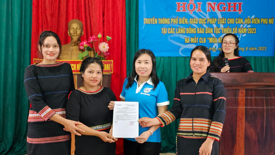 Ban Chủ nhiệm Câu lạc bộ Múa xoang ra mắt tại hội nghị. Ảnh: Bá Bính Ban Chủ nhiệm Câu lạc bộ Múa xoang ra mắt tại hội nghị. Ảnh: Bá Bính