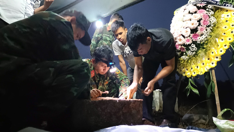 Cán bộ, chiến sĩ Ban Chỉ huy Quân sự TP. Pleiku tiến hành quy tập hài cốt liệt sĩ Bùi Văn Khang. Ảnh: Huy Bắc