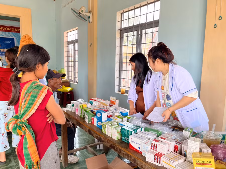 Khám bệnh và tư vấn sức khỏe, cấp thuốc miễn phí cho người nghèo, người khuyết tật làng Kret Krot, xã Hra, huyện Mang Yang. Ảnh: Hồng Ngọc Khám bệnh và tư vấn sức khỏe, cấp thuốc miễn phí cho người nghèo, người khuyết tật làng Kret Krot, xã Hra, huyện Mang Yang. Ảnh: Hồng Ngọc