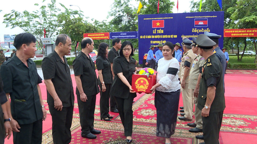 Phó Chủ tịch UBND tỉnh, Trưởng ban Chuyên trách tỉnh Gia Lai Nguyễn Thị Thanh Lịch và Phó Tỉnh trưởng, Trưởng ban Chuyên trách tỉnh Stung Treng Keo Sa Vươn tiễn đưa liệt sĩ. Ảnh: Đức Hải