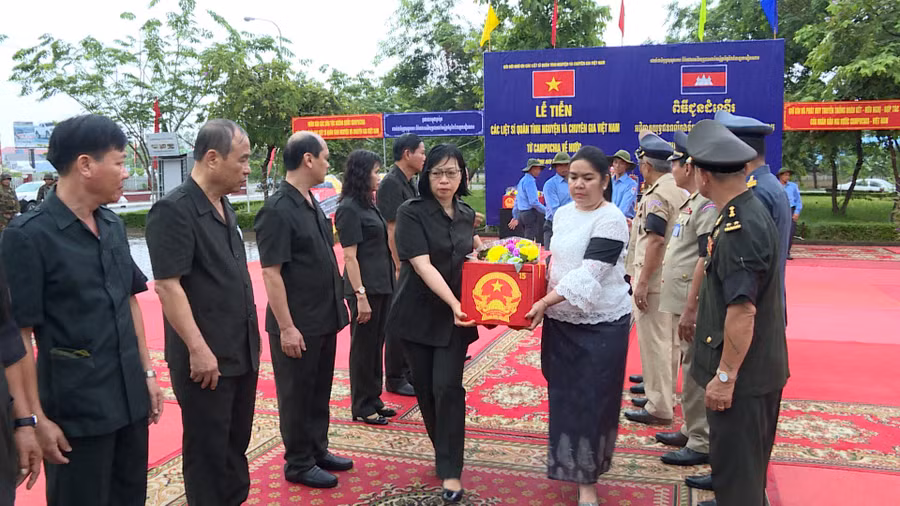 Phó Chủ tịch UBND tỉnh, Trưởng ban Chuyên trách tỉnh Gia Lai Nguyễn Thị Thanh Lịch và Phó Tỉnh trưởng, Trưởng ban Chuyên trách tỉnh Stung Treng Keo Sa Vươn tiễn đưa liệt sĩ. Ảnh: Đức Hải