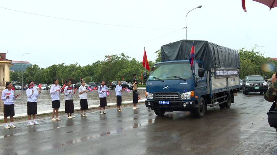 Các cháu học sinh tỉnh Stung Treng tiễn đưa các liệt sĩ. Ảnh: Đức Hải