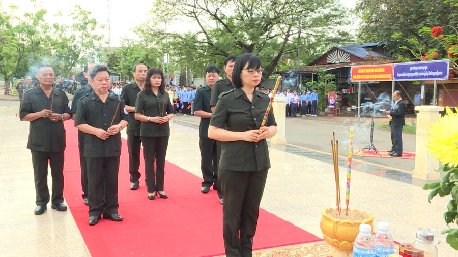 Phó Chủ tịch UBND tỉnh, Trưởng ban Chuyên trách tỉnh Gia Lai Nguyễn Thị Thanh Lịch và các thành viên dâng hương các liệt sĩ. Ảnh: Đức Hải