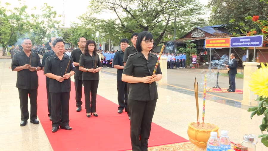 Phó Chủ tịch UBND tỉnh, Trưởng ban Chuyên trách tỉnh Gia Lai Nguyễn Thị Thanh Lịch và các thành viên dâng hương các liệt sĩ. Ảnh: Đức Hải