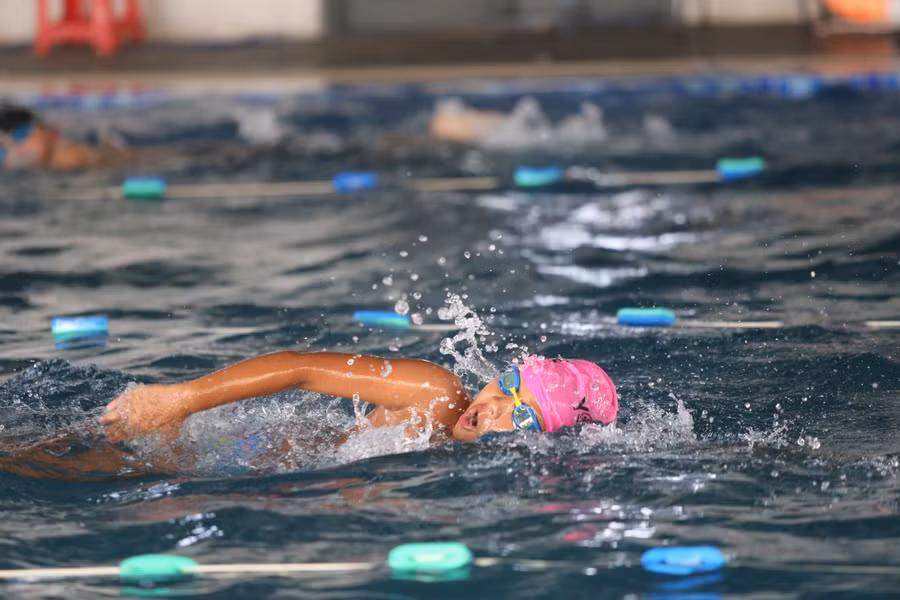 "Kình ngư" nhí Nguyễn Minh Nhật khiến nhiều khán giả kinh ngạc với tốc độ tuyệt vời dù mới học lớp 3. Ảnh: Văn Ngọc