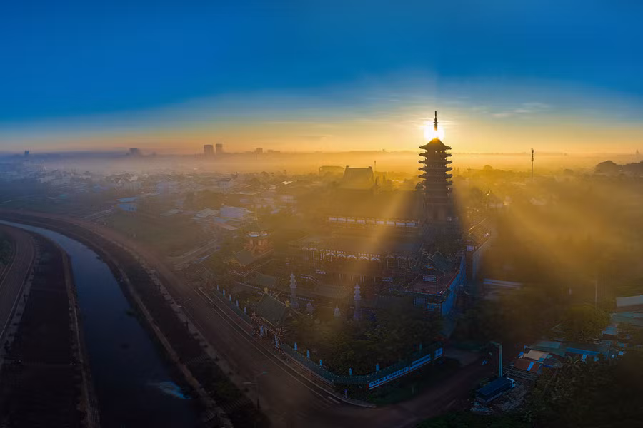 Chùa Minh Thành đẹp huyền ảo trong ánh nắng ban mai.