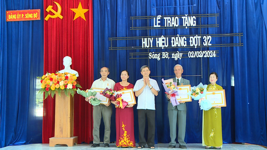 Đồng chí Trần Quốc Khánh-Tỉnh ủy viên, Bí thư Thị ủy thị xã Ayun Pa trao quyết định tặng huy hiệu Đảng cho các đảng viên. Ảnh: Nguyễn Sang