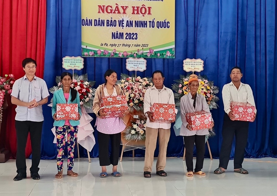 Chủ tịch UBND huyện Ia Pa Huỳnh Văn Trường tặng quà cho các điển hình tiên tiến trong phong trào toàn dân bảo vệ an ninh Tổ quốc. Ảnh: Mai Linh Chủ tịch UBND huyện Ia Pa Huỳnh Văn Trường tặng quà cho các điển hình tiên tiến trong phong trào toàn dân bảo vệ an ninh Tổ quốc. Ảnh: Mai Linh