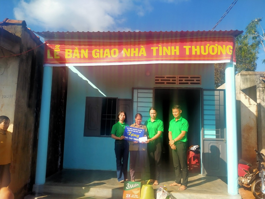 Đoàn công tác bàn giao nhà tình thương cho gia đình bà Kpui H’He, làng Koái, xã Ia Blang, huyện Chư Sê. Ảnh: Hồng Ngọc