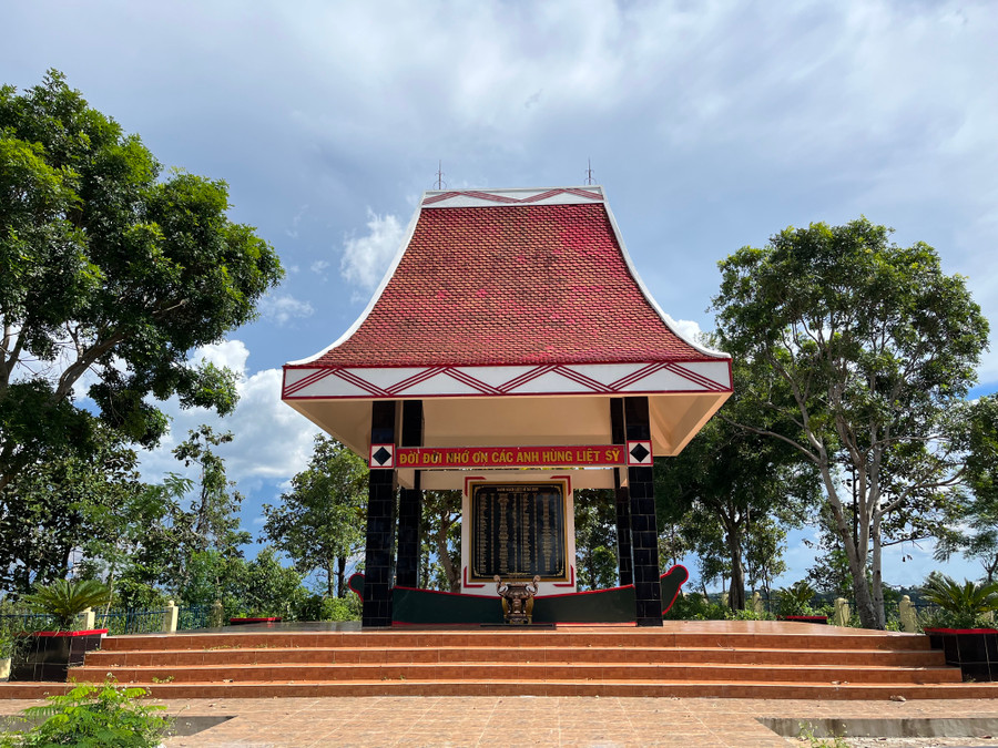 Nhà bia tưởng niệm Liệt sĩ xã Dun được đầu tư sửa chữa khang trang, sạch đẹp. Ảnh: Phương Vi