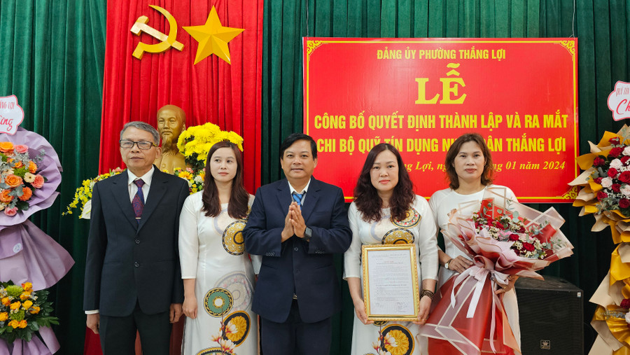 Trao quyết định thành lập Chi bộ Quỹ tín dụng nhân dân Thắng Lợi. Ảnh: Bá Bính