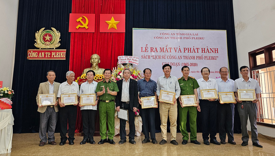 Ban Chấp hành Đảng bộ Công an TP. Pleiku tặng giấy khen cho các cá nhân có thành tích trong công tác nghiên cứu, biên soạn cuốn “Lịch sử Công an TP. Pleiku” giai đoạn 1965-2020. Ảnh: Bá Bính