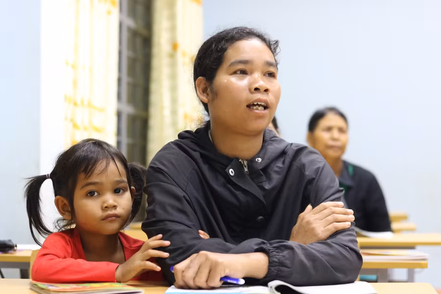 Mặc dù có con nhỏ nhưng mỗi lần có tiết học, chị Reh (27 tuổi, trú tại làng Ia Lang) vẫn có mặt để tham gia học tập.