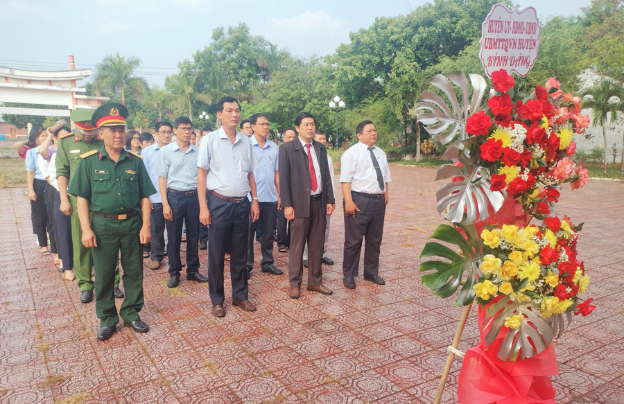 Lãnh đạo huyện Kbang dâng hoa tại Nhà lưu niệm Anh hùng Núp. Ảnh: Minh Ngân Lãnh đạo huyện Kbang dâng hoa tại Nhà lưu niệm Anh hùng Núp. Ảnh: Minh Ngân