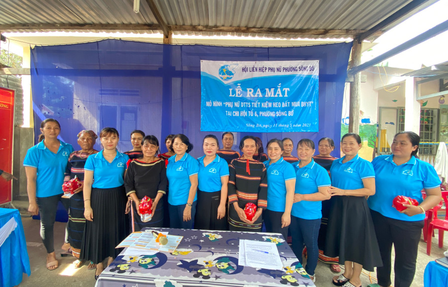 Các thành viên tham gia mô hình được tặng heo đất. Ảnh: Nguyễn Sang Các thành viên tham gia mô hình được tặng heo đất. Ảnh: Nguyễn Sang