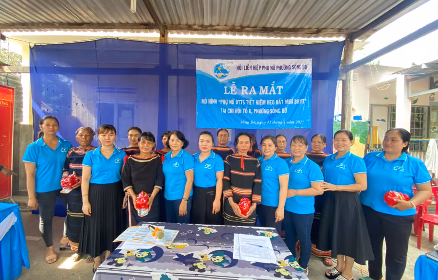 Các thành viên tham gia mô hình được tặng heo đất. Ảnh: Nguyễn Sang Các thành viên tham gia mô hình được tặng heo đất. Ảnh: Nguyễn Sang