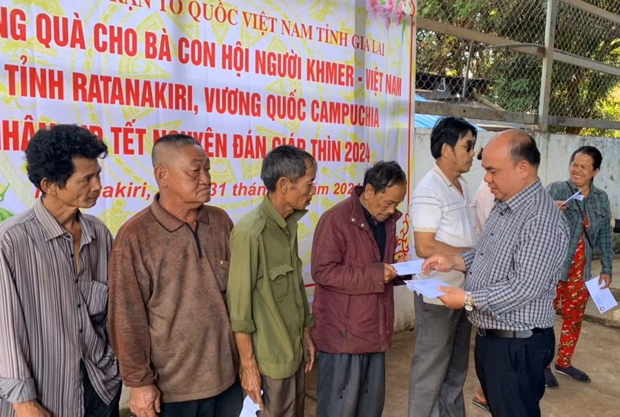 Ông Siu Trung- Phó Chủ tịch Ủy ban MTTQ Việt Nam tỉnh tặng quà Tết cho bà con kiều bào nghèo Hội Khmer-Việt Nam Chi nhánh tỉnh Ratanakiri, Vương quốc Campuchia. Ảnh: Ngọc Anh