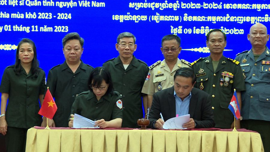 Ban Chuyên trách 2 tỉnh Gia Lai-Preah Vihear ký kết biên bản thống nhất kế hoạch. Ảnh: Đức Hải