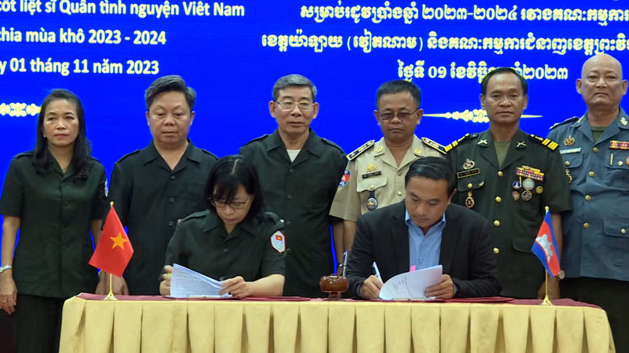 Ban Chuyên trách 2 tỉnh Gia Lai-Preah Vihear ký kết biên bản thống nhất kế hoạch. Ảnh: Đức Hải