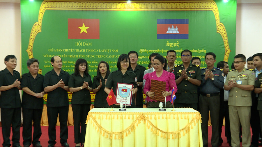 Ban Chuyên trách 2 tỉnh Gia Lai-Stung Treng trao biên bản thống nhất kế hoạch phối hợp triển khai lực lượng tìm kiếm, quy tập hài cốt liệt sĩ mùa khô 2023-2024. Ảnh: Đức Hải